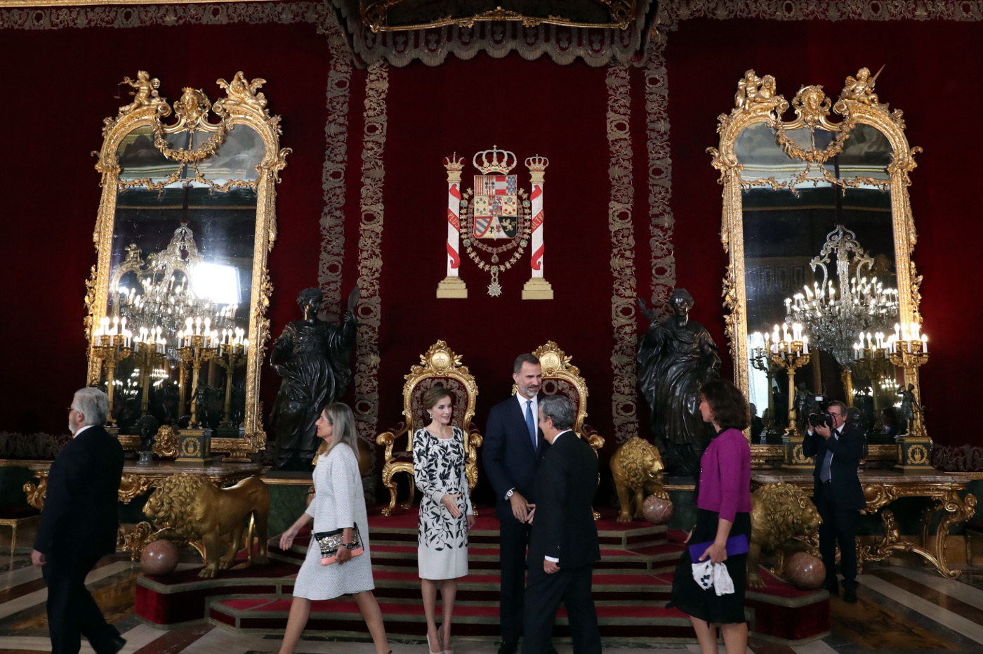 Don Felipe y Doña Letizia en el Salón del Trono durante la recepción con motivo del Día de la Fiesta Nacional